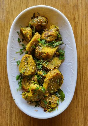 A picture of Methi muthiya.