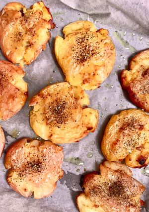 Hình của món 🌱 Khoai Tây Ép Nướng Tỏi & Lá Thơm Provence (Vegan).