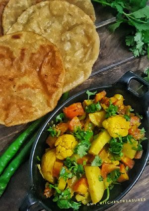 गोभी, नए आलू, गाजर की सब्जी (Gobhi,naye aloo,gajar ki sabzi recipe in hindi) रेसिपी मुख्य फोटो