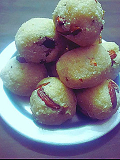 ரவா லட்டு(Rava Ladoo Recipe in Tamil) செய்முறை முக்கிய புகைப்படம்