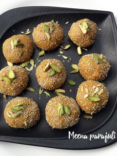 बेसन खसखस के लड्डू (Besan khas khas ke ladoo recipe in Hindi) रेसिपी मुख्य फोटो