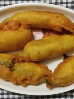 ભરેલા મરચા નાં ભજિયા (Bharela Marcha Bhajiya Recipe In Gujarati) રેસીપી મુખ્ય ફોટો