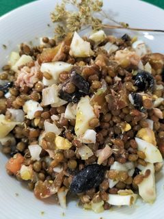 Una foto de Ensalada de lentejas con atún y huevo