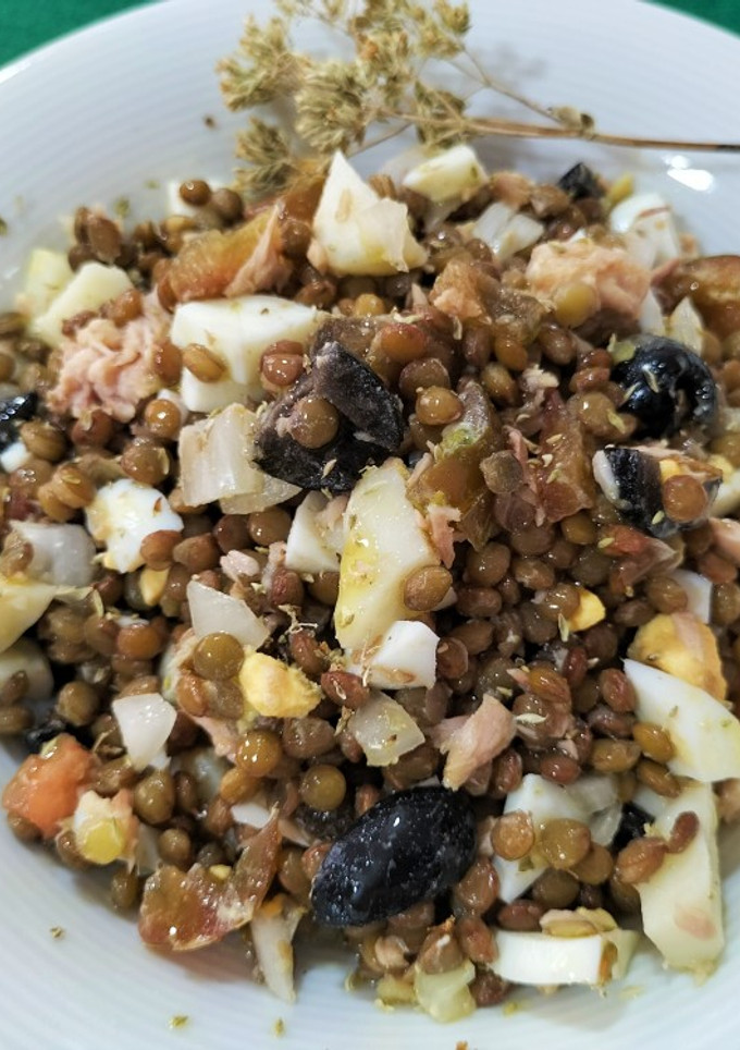 Una foto de Ensalada de lentejas con atún y huevo