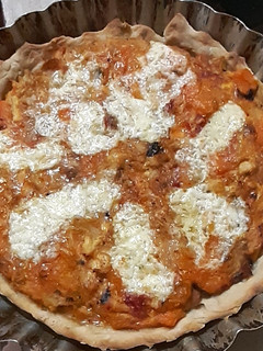 Una foto de Tarta de pollo, zapallo, (coreano) salsa blanca y cebolla