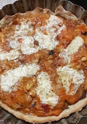 Una foto de Tarta de pollo, zapallo, (coreano) salsa blanca y cebolla