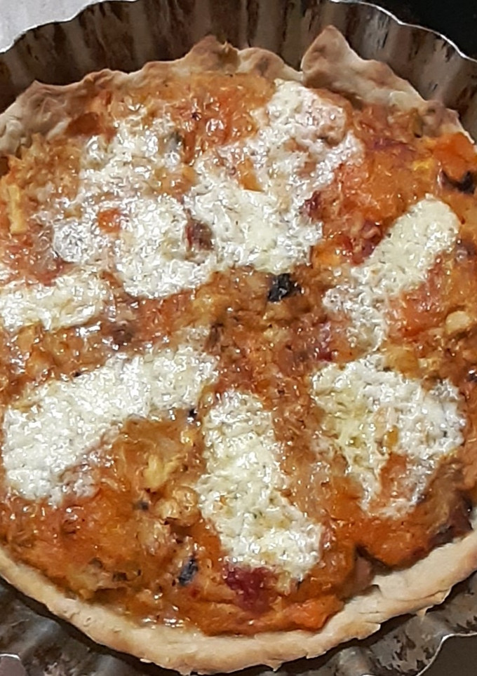 Una foto de Tarta de pollo, zapallo, (coreano) salsa blanca y cebolla