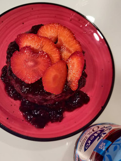 Una foto de Mug cake de chocolate 🍫 y fresa 🍓