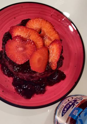 Una foto de Mug cake de chocolate 🍫 y fresa 🍓