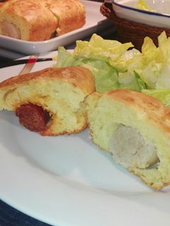 Una foto de Brioche de salchicha y/o chorizo