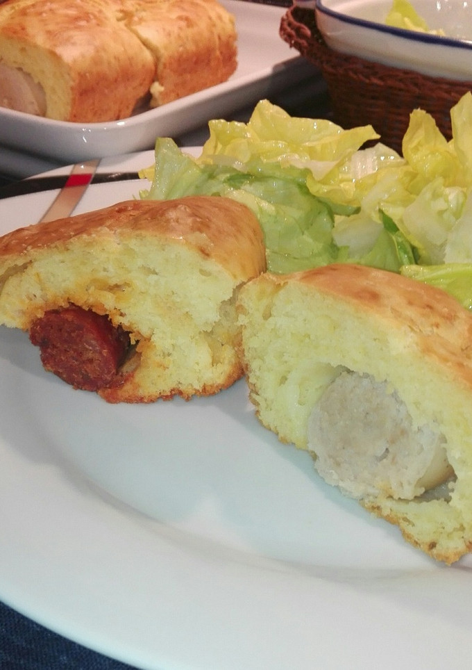 Una foto de Brioche de salchicha y/o chorizo