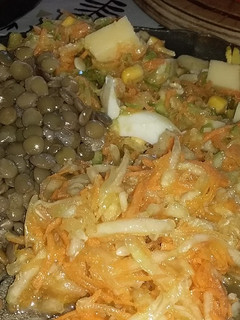 Una foto de Ensalada de lentejas con verduras ralladas