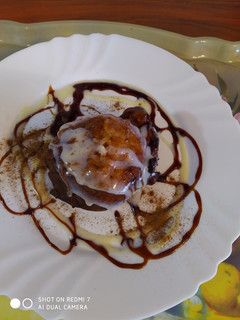 Una foto de Helado frito con salsa de caramelo