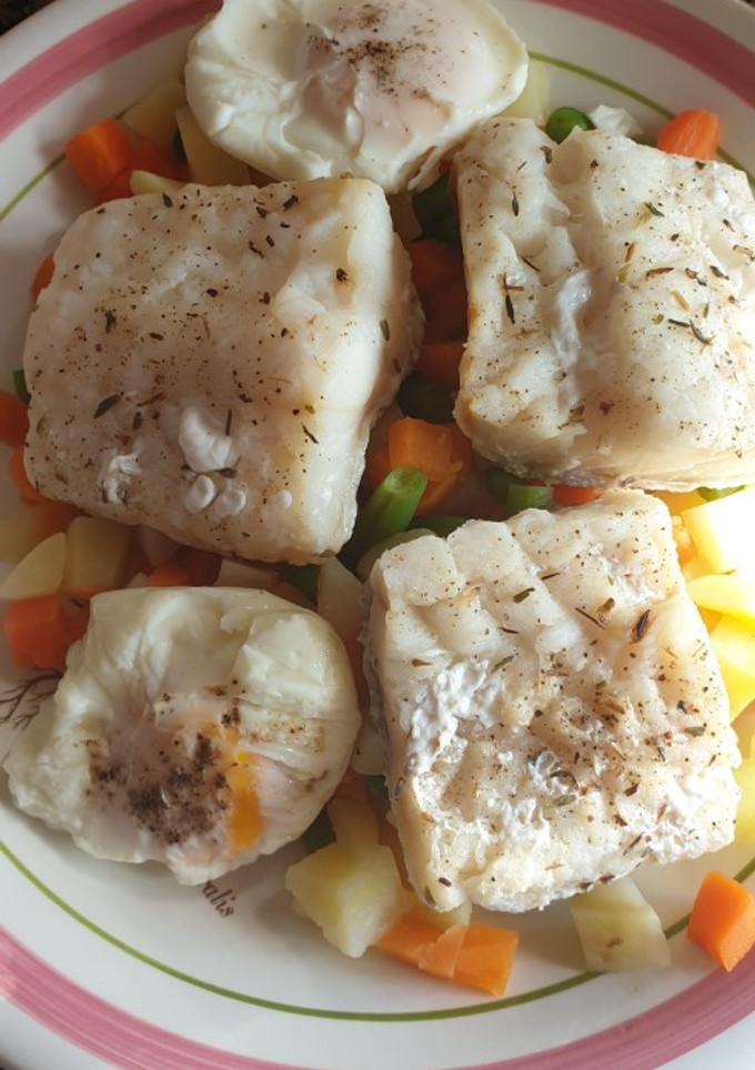 Una foto de Lomos de bacalao con menestra y huevo en Thermomix tm6