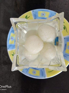 बंगाली रसगुल्ला (Bengali Rasgulla recipe in Hindi) रेसिपी मुख्य फोटो