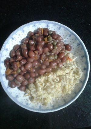 Una foto de Frijoles con cuajada y arroz en tortilla 🍝