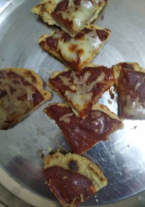 ભાખરી પીઝા (Bhakhri Pizza Recipe In Gujarati) રેસીપી મુખ્ય ફોટો