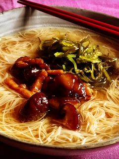 Una foto de Noodles de arroz 🍜 miso, shiitake, pollo y wakame