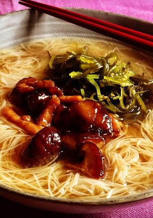 Una foto de Noodles de arroz 🍜 miso, shiitake, pollo y wakame