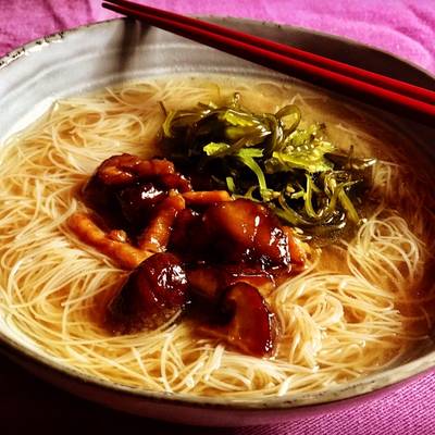 Noodles de arroz ? miso, shiitake, pollo y wakame Receta de Cocina con  Barbara- Cookpad