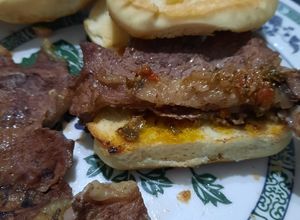Una foto de Sándwich de bife de chorizo a la chapa