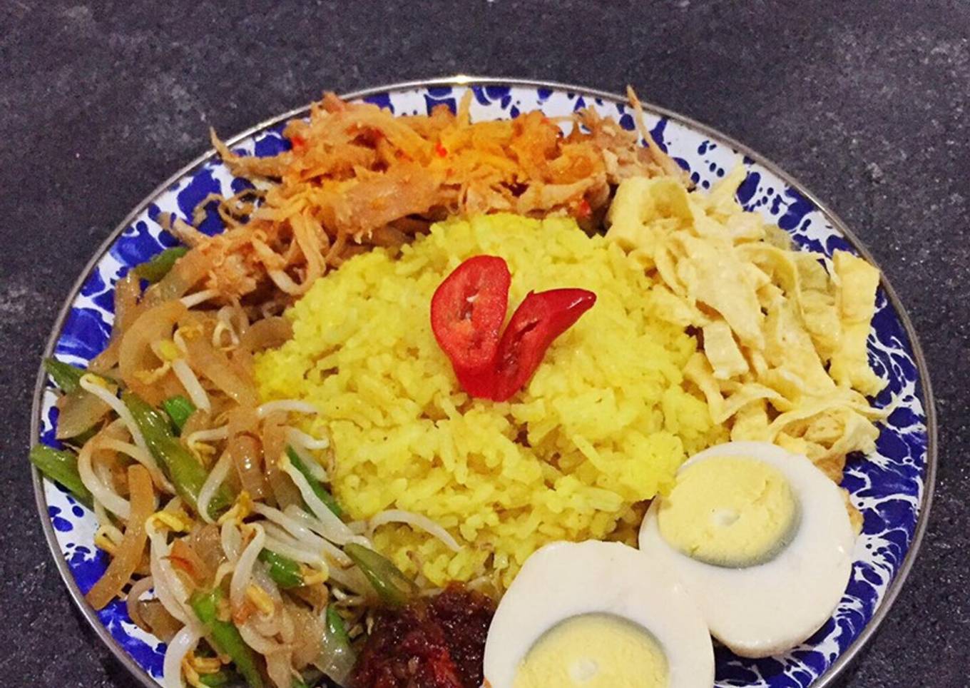 Nasi Kuning dengan Bumbu Racik Ayam Goreng