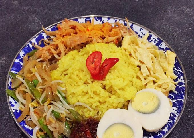 Nasi Kuning dengan Bumbu Racik Ayam Goreng - cookandrecipe.com