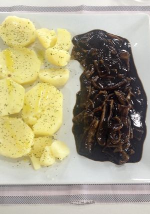 Una foto de Calamares en su tinta de Luarca