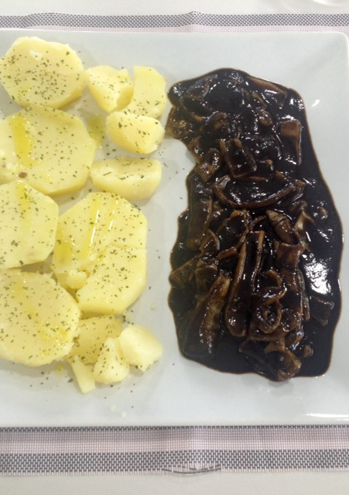 Una foto de Calamares en su tinta de Luarca