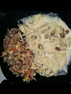 Una foto de Pollo con frutos secos y manzana