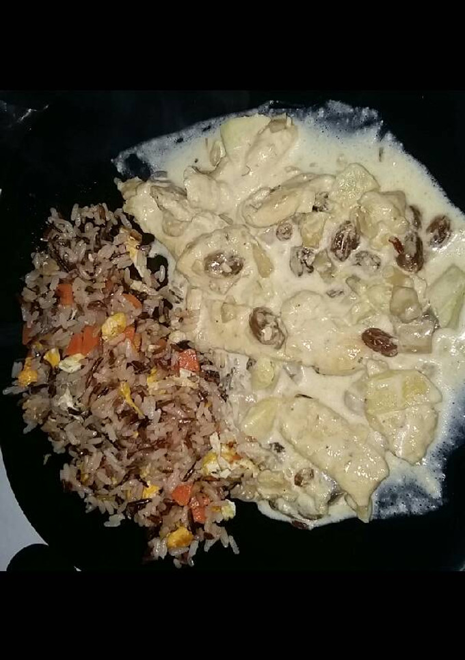 Una foto de Pollo con frutos secos y manzana
