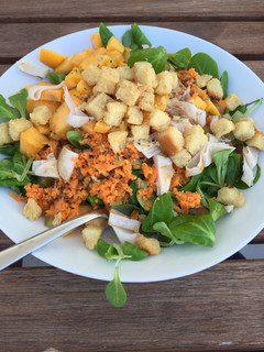 Una foto de Ensalada de canónigos con melocotón