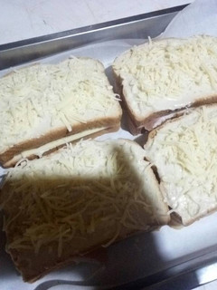 Una foto de Sándwich de jamón y queso