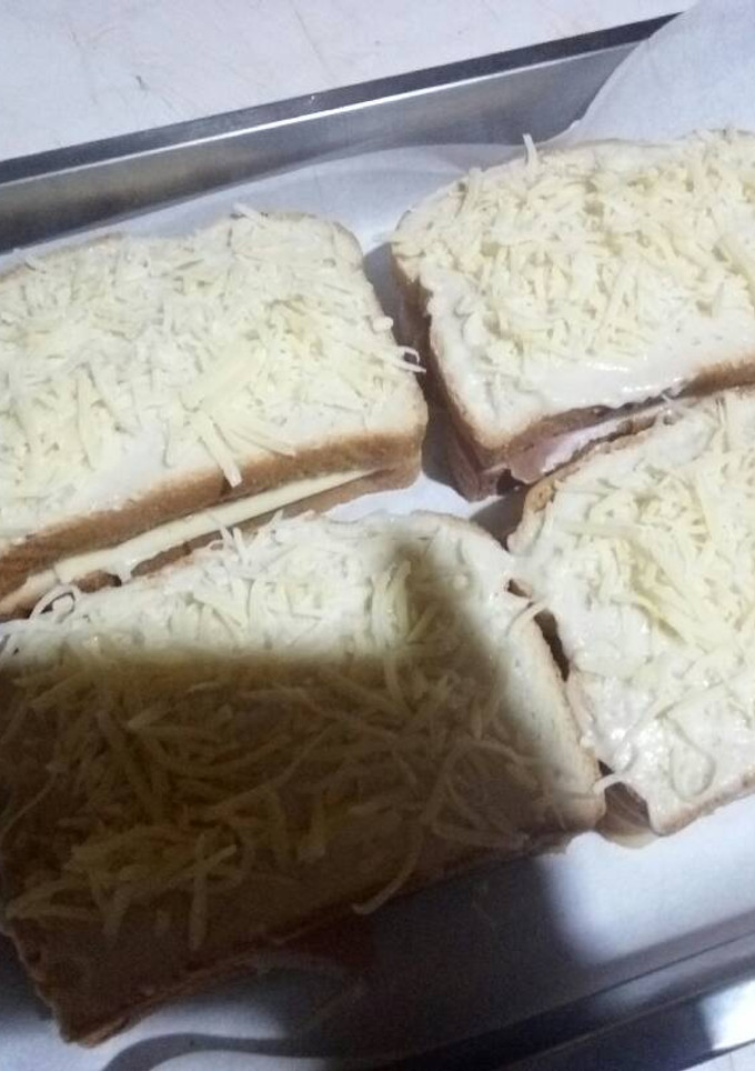 Una foto de Sándwich de jamón y queso