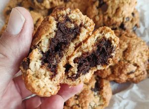 Foto principal de Cookies de avena y pepitas de chocolate rellenas (sin gluten)
