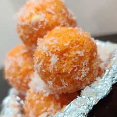 A picture of Coconut ladoo.