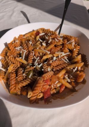 Una foto de Pasta trigo y lentejas + pisto