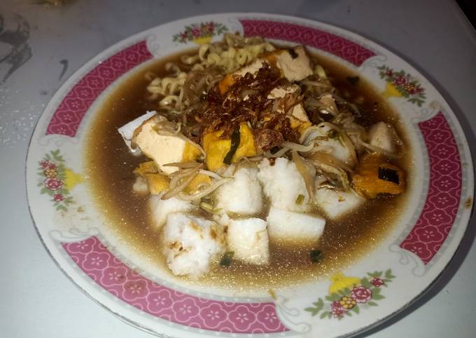 Lontong mie Suroboyo