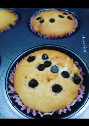 A picture of Vanilla chocochip muffins.