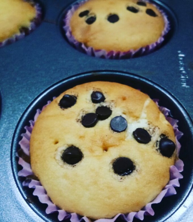 A picture of Vanilla chocochip muffins.