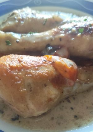 Una foto de Muslos de Pollo y Cherrys Asados con Leche de Coco, Yakiniku y Salsa de Humo