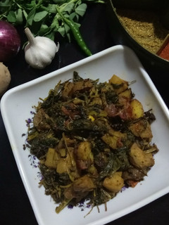 आलू - मेथी (Aloo methi recipe in Hindi) रेसिपी मुख्य फोटो