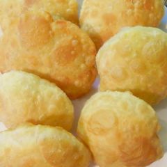 A picture of Daal Kachori with Aalo ki tarkaari.