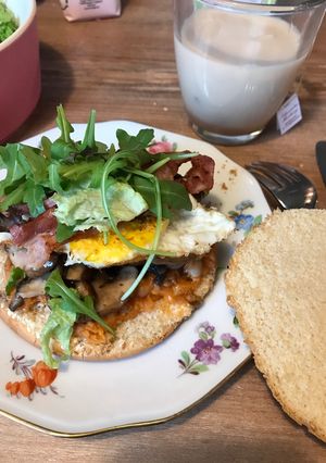 Hình của món Bánh mì kẹp cho buổi sáng (nấm,trứng,thịt xông khói,đậu).