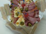 Una foto de tortas de embutido y queso