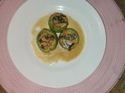 Una foto de pechuga rellena con vegetales
