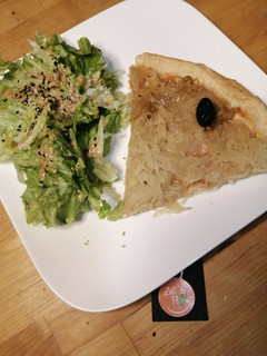 Une photo de 🧅Tarte fine à l'oignon