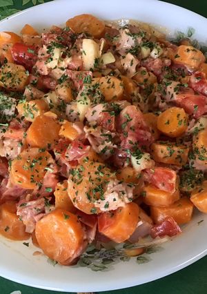 Une photo de Salade marinée de carottes aux tomates et jambon sauce cumin