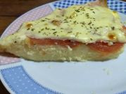Una foto de pizza con acompañamiento