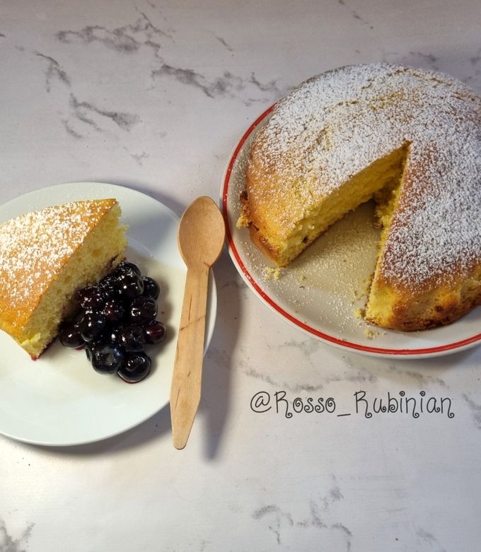 Foto di Torta Soffice allo Yogurt Greco con Mirtilli Caldi